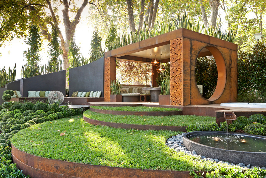Свежая идея для дизайна: участок и сад на заднем дворе в современном стиле с местом для костра и настилом - отличное фото интерьера