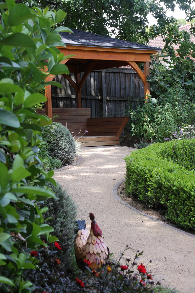 Foto di un grande giardino design esposto in pieno sole dietro casa con un ingresso o sentiero e graniglia di granito