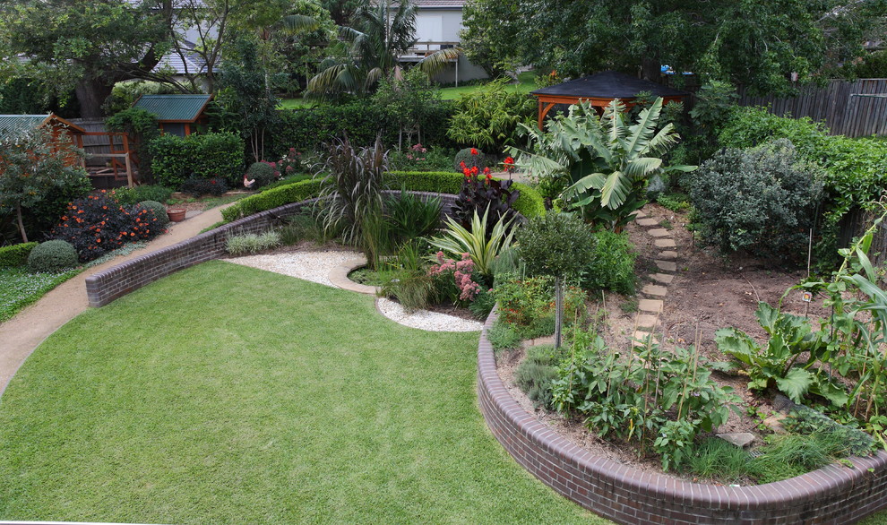 Großer Moderner Garten hinter dem Haus mit Wasserspiel, direkter Sonneneinstrahlung und Granitsplitt in Sydney