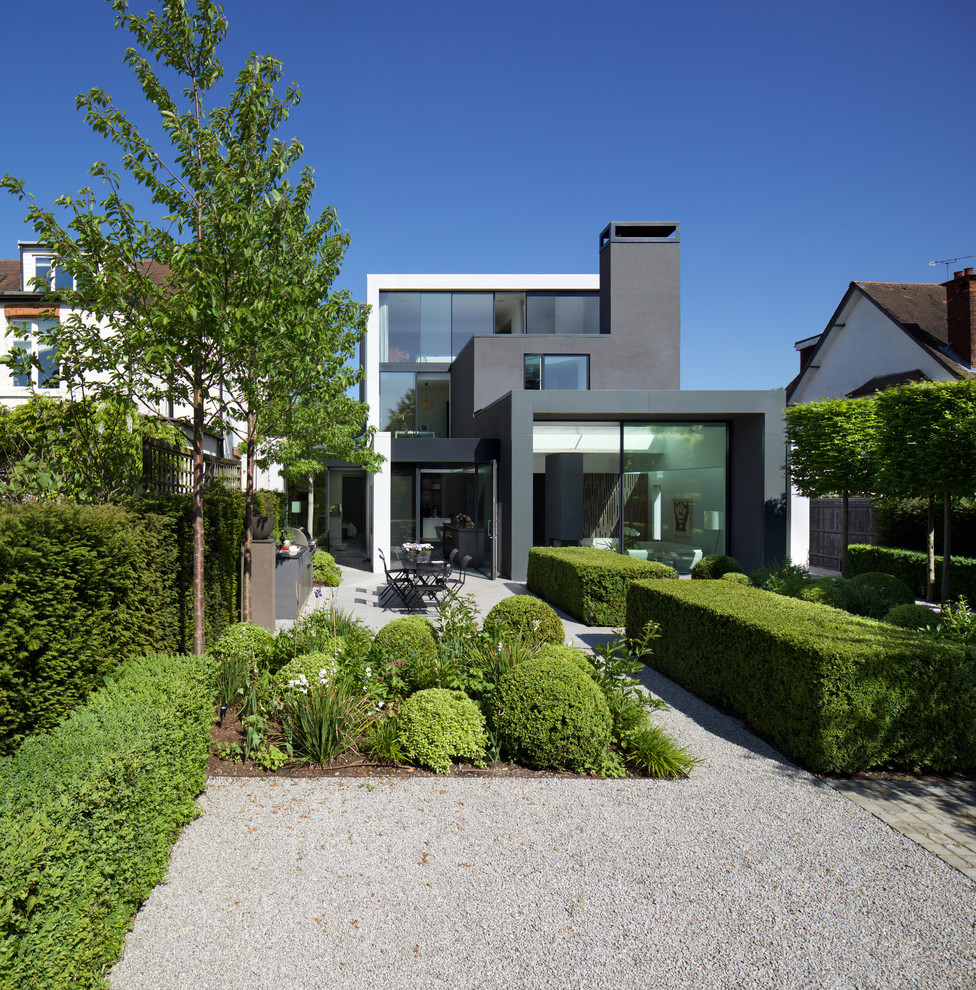 Idee per un giardino formale contemporaneo esposto in pieno sole dietro casa con un ingresso o sentiero e ghiaia