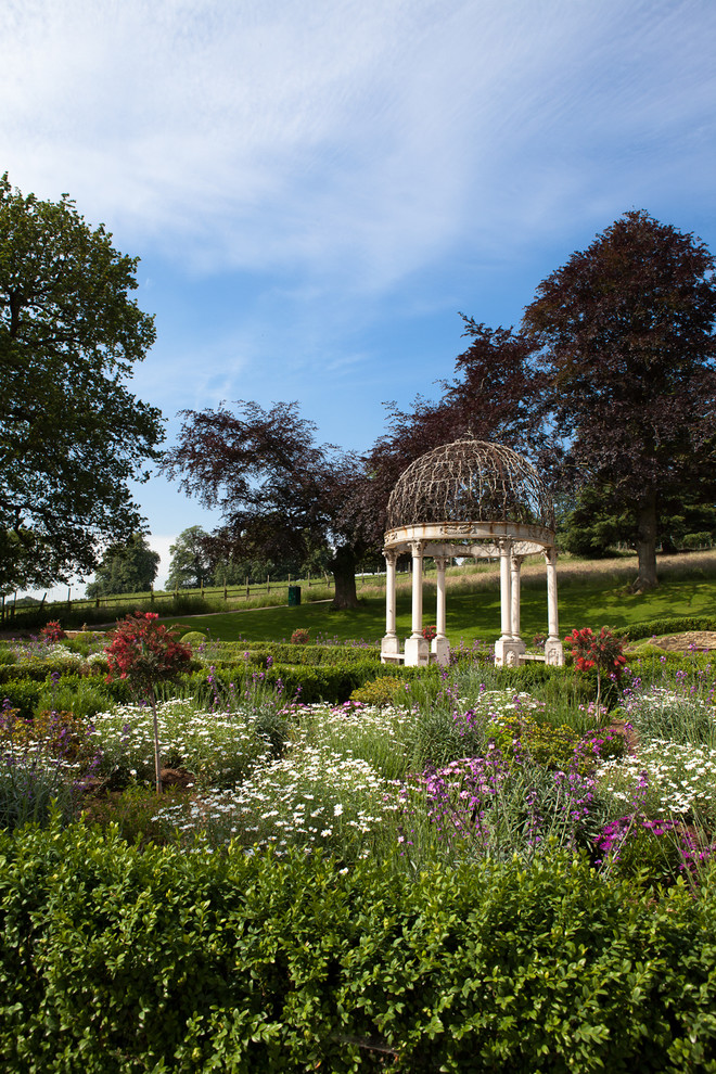 Photo of a traditional garden in Buckinghamshire.