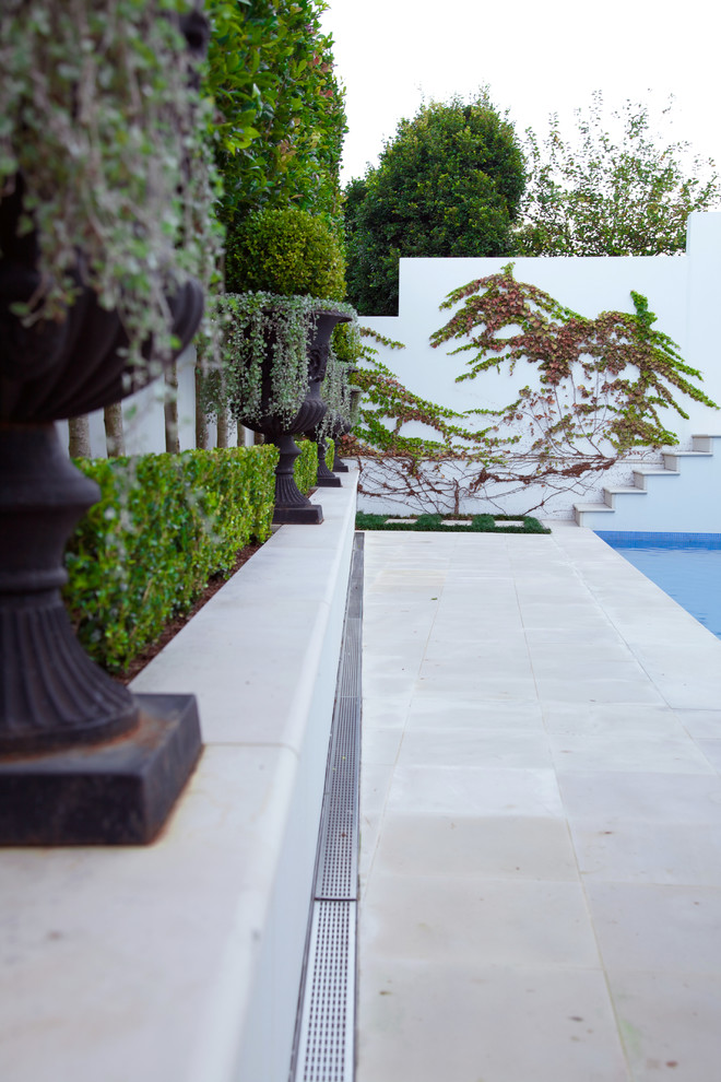 Ispirazione per un giardino design esposto in pieno sole dietro casa con pavimentazioni in pietra naturale