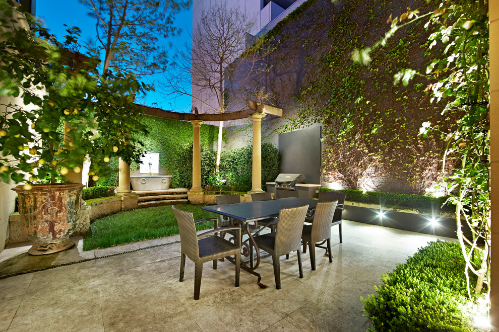 Ispirazione per un giardino formale mediterraneo esposto a mezz'ombra di medie dimensioni e in cortile in estate con pavimentazioni in pietra naturale