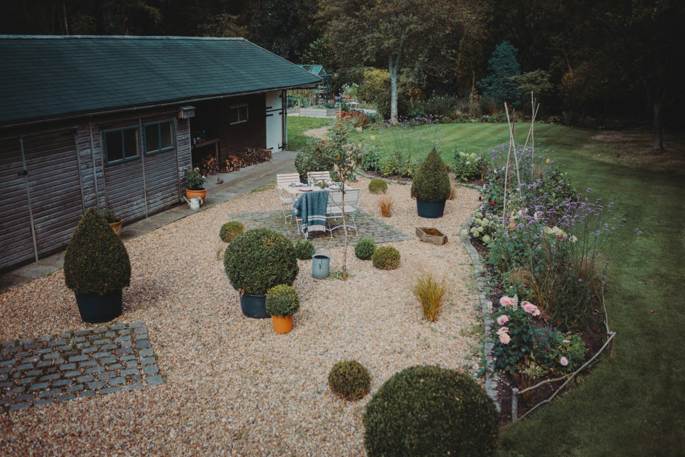 Idee per un giardino tradizionale esposto in pieno sole di medie dimensioni e dietro casa
