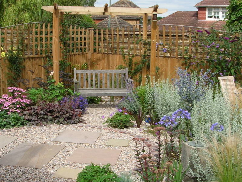 Идея дизайна: маленький солнечный, летний засухоустойчивый сад на заднем дворе в средиземноморском стиле с хорошей освещенностью и покрытием из гравия для на участке и в саду