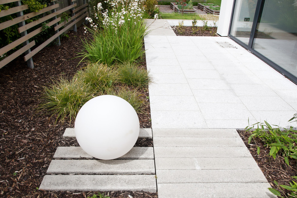 Foto di un giardino formale design esposto in pieno sole in cortile in estate con pavimentazioni in pietra naturale