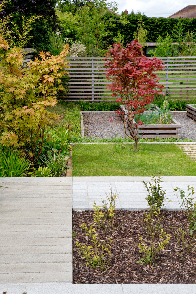Idee per un grande giardino formale minimal esposto in pieno sole nel cortile laterale in estate con pavimentazioni in pietra naturale