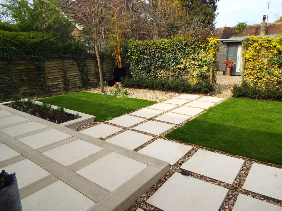 Small contemporary back partial sun garden in Kent with gravel.