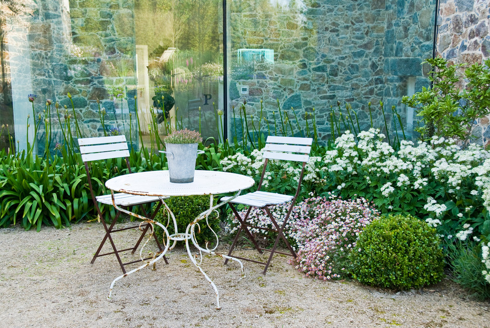 Ispirazione per un grande giardino country esposto in pieno sole dietro casa in estate con pavimentazioni in pietra naturale