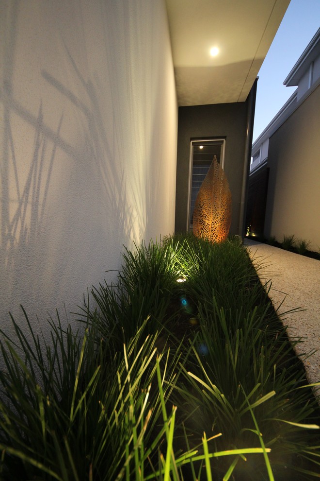 Foto di un piccolo vialetto d'ingresso minimal stretto davanti casa