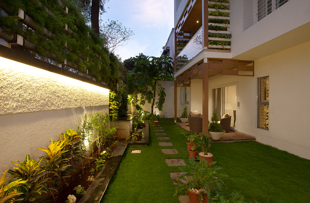 Contemporary garden in Mumbai.