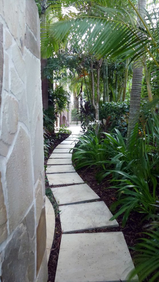 Foto di un giardino contemporaneo esposto a mezz'ombra di medie dimensioni e nel cortile laterale con pavimentazioni in cemento