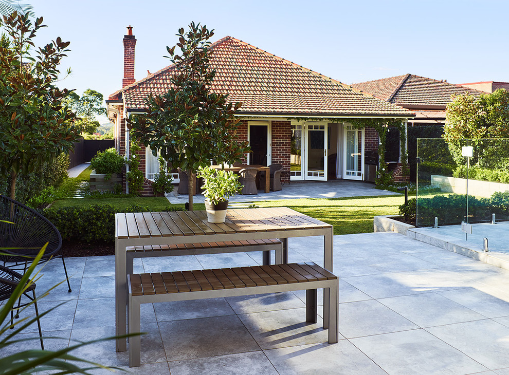 Geometrischer, Großer Moderner Garten im Sommer, hinter dem Haus mit Natursteinplatten in Sydney