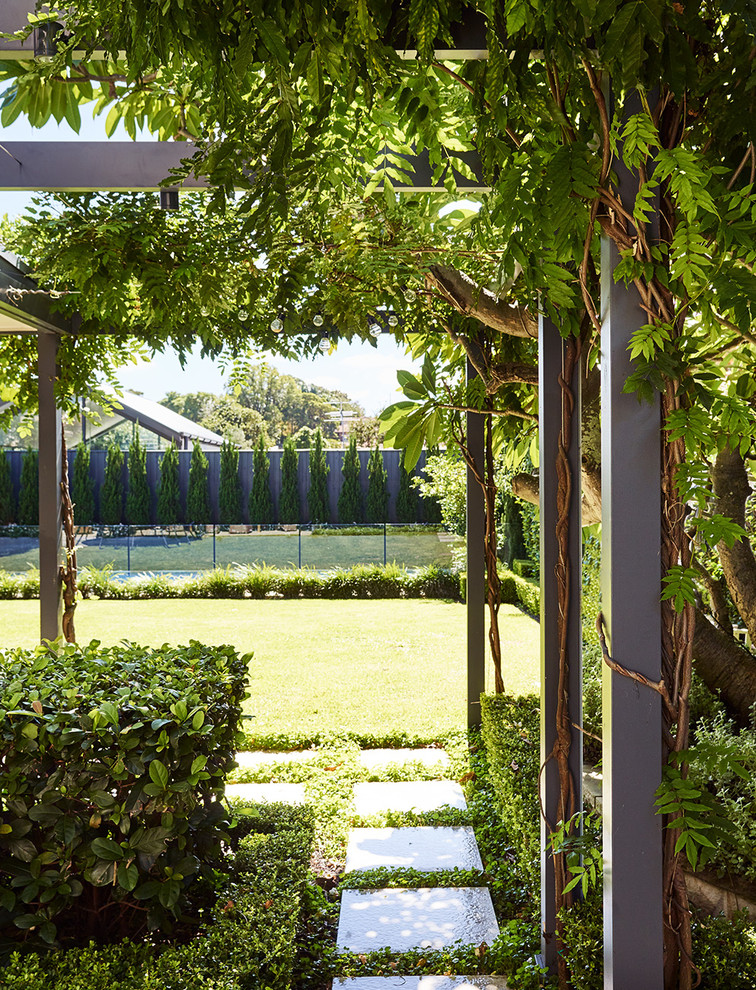 Geometrischer, Großer Moderner Garten hinter dem Haus in Sydney