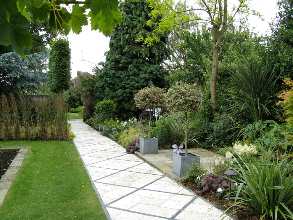 Свежая идея для дизайна: большой участок и сад в классическом стиле - отличное фото интерьера