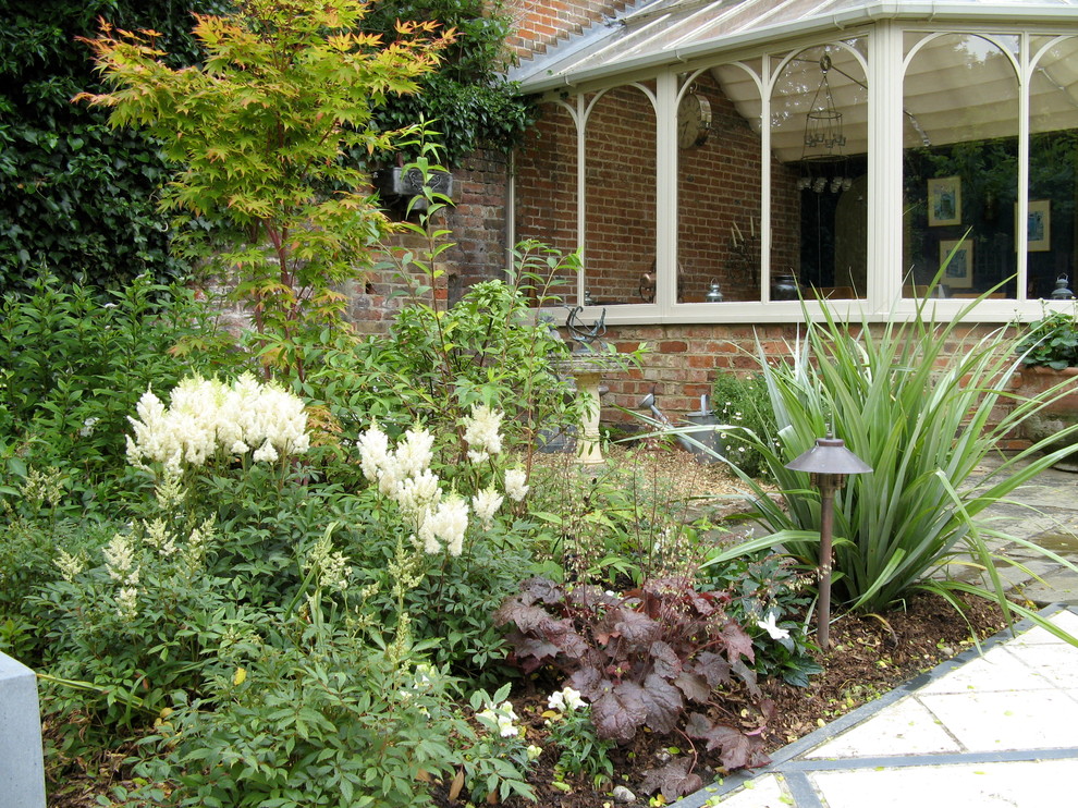 Пример оригинального дизайна: большой участок и сад в классическом стиле