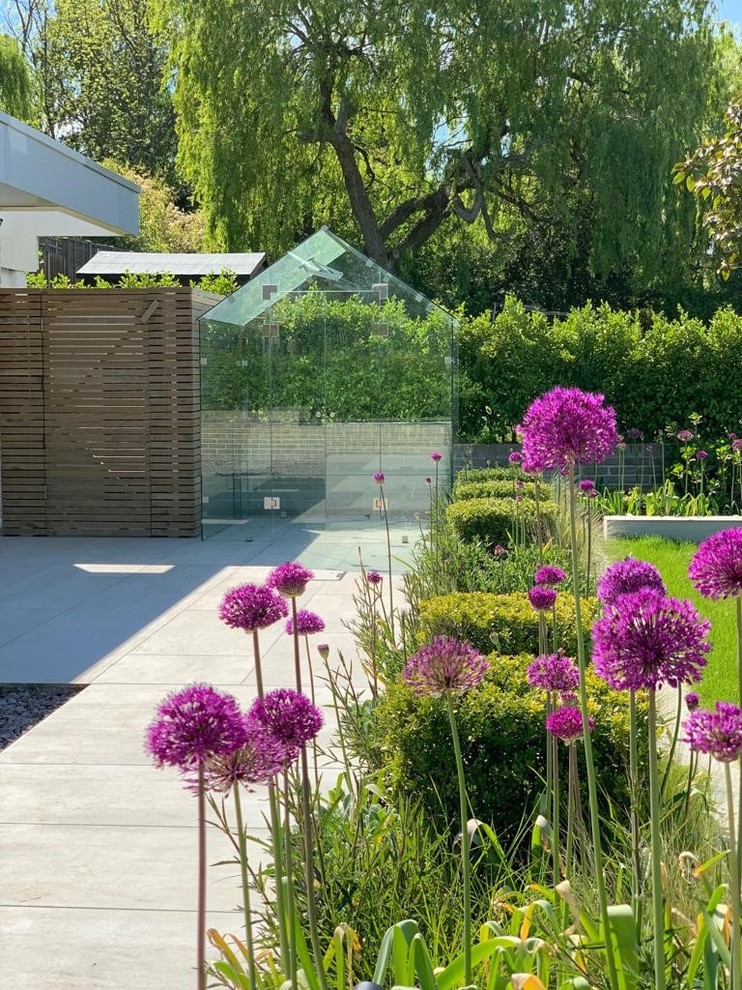Cette photo montre un grand aménagement d'entrée ou allée de jardin arrière tendance l'été avec une exposition ensoleillée.