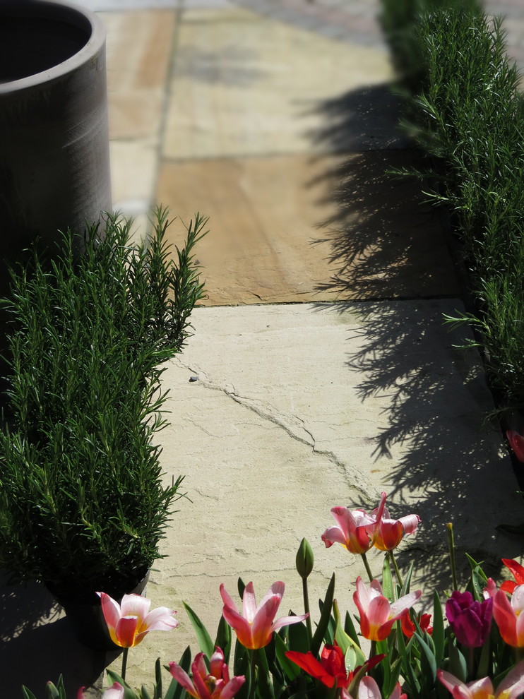 Idée de décoration pour un jardin champêtre avec des pavés en pierre naturelle.