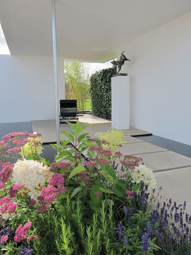 Esempio di un giardino minimal con pavimentazioni in pietra naturale
