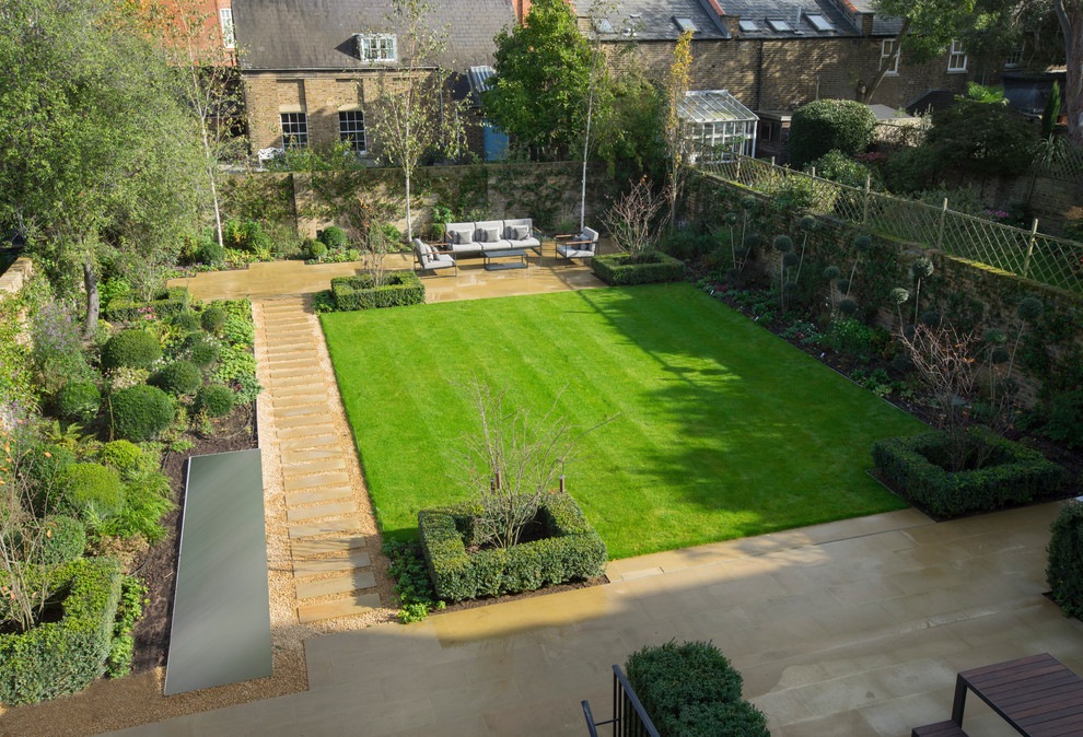 Idee per un grande giardino formale minimal esposto in pieno sole dietro casa in estate con pavimentazioni in pietra naturale