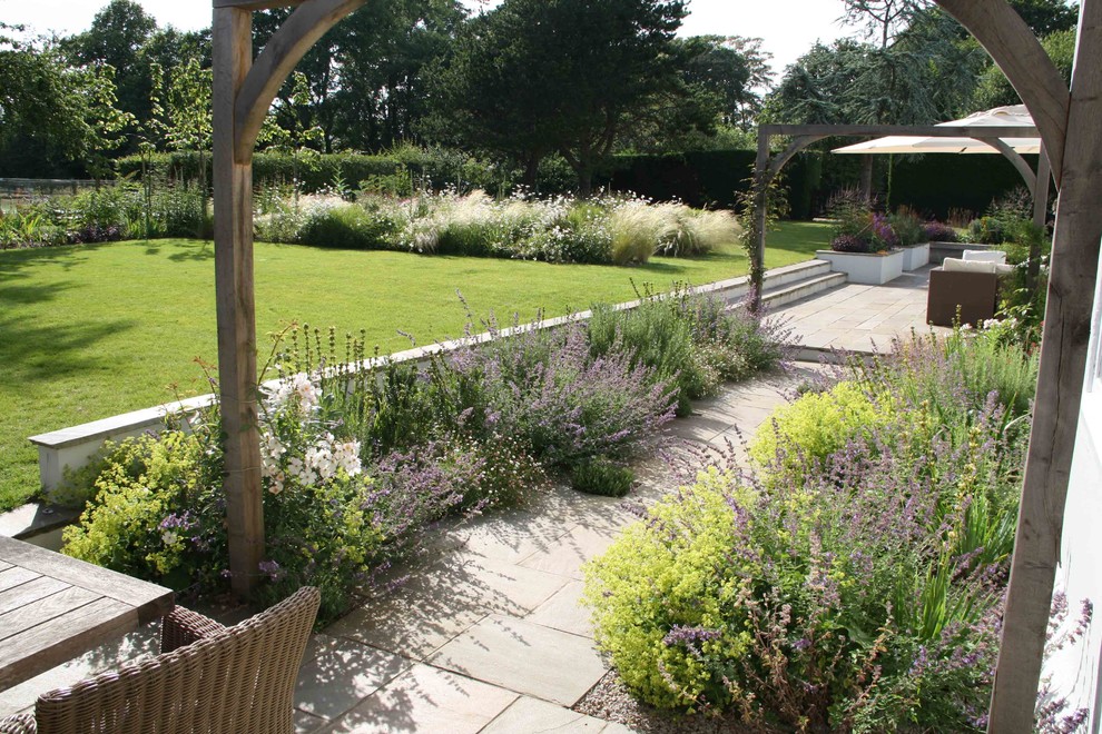 Design ideas for a traditional landscaping in London.