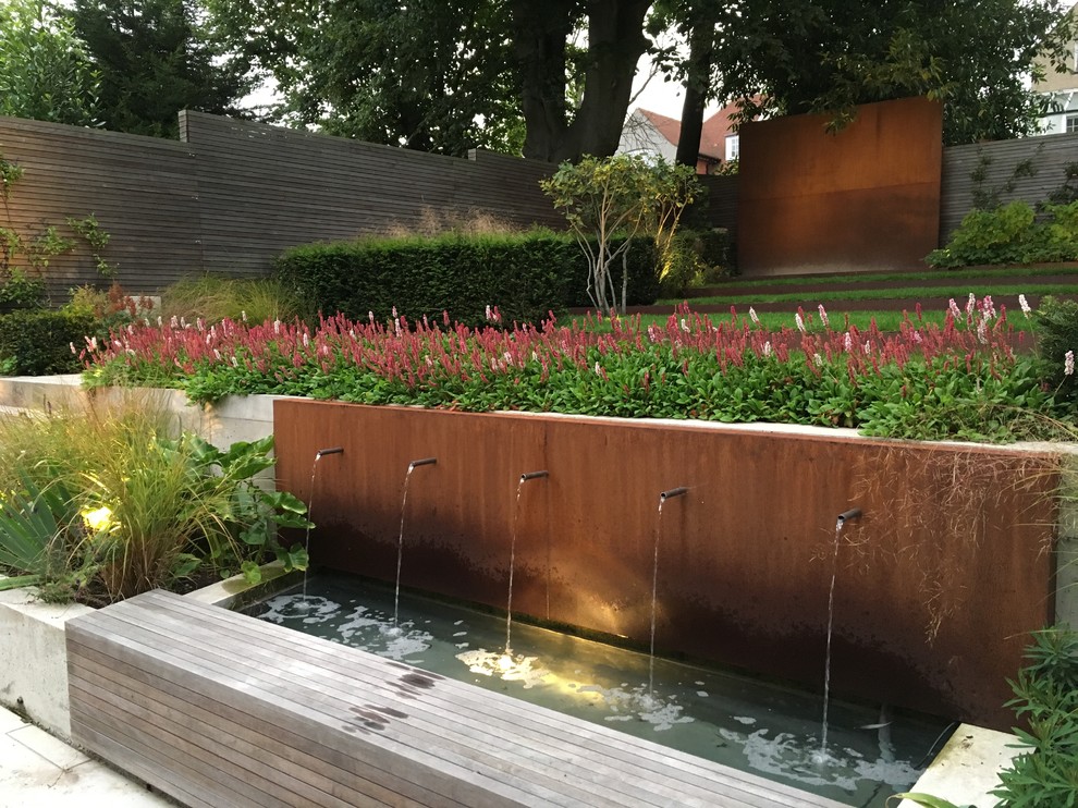 Idee per un giardino contemporaneo di medie dimensioni e dietro casa con fontane