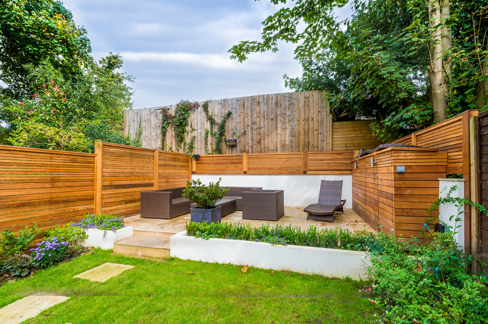 Moderner Garten hinter dem Haus mit direkter Sonneneinstrahlung in London