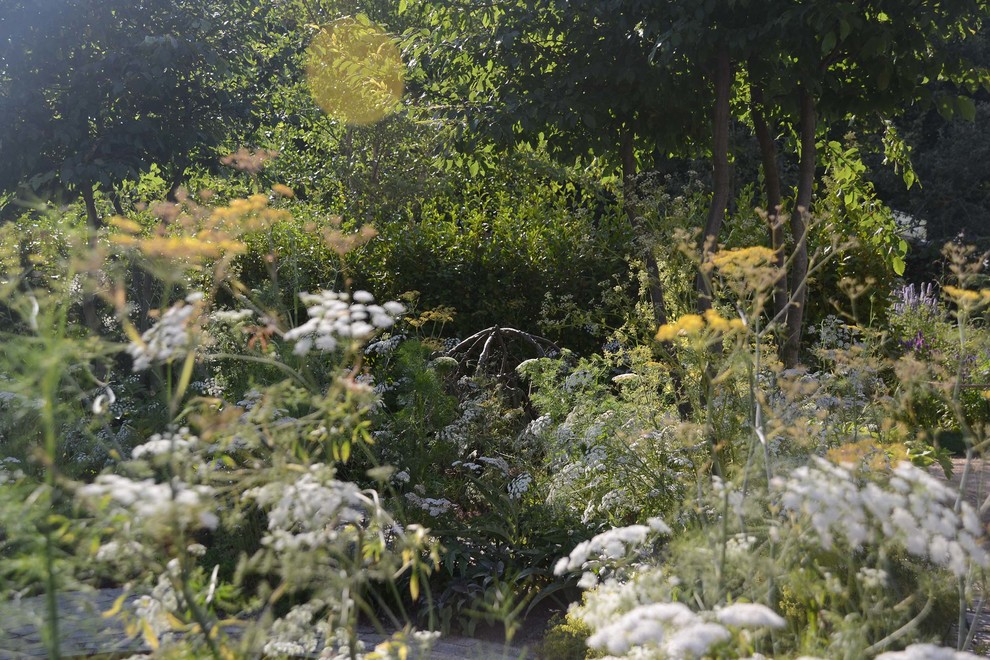 Idee per un piccolo giardino country esposto in pieno sole dietro casa in estate con pavimentazioni in pietra naturale