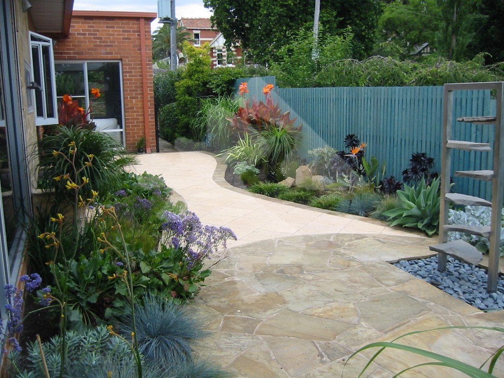 Design ideas for a contemporary landscaping in Melbourne.
