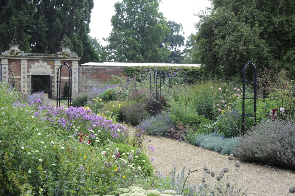 Свежая идея для дизайна: участок и сад в викторианском стиле - отличное фото интерьера