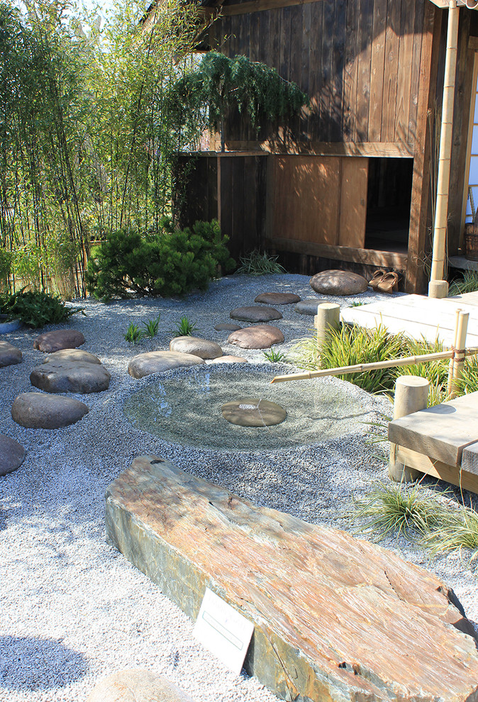 Idee per un giardino classico con pavimentazioni in pietra naturale