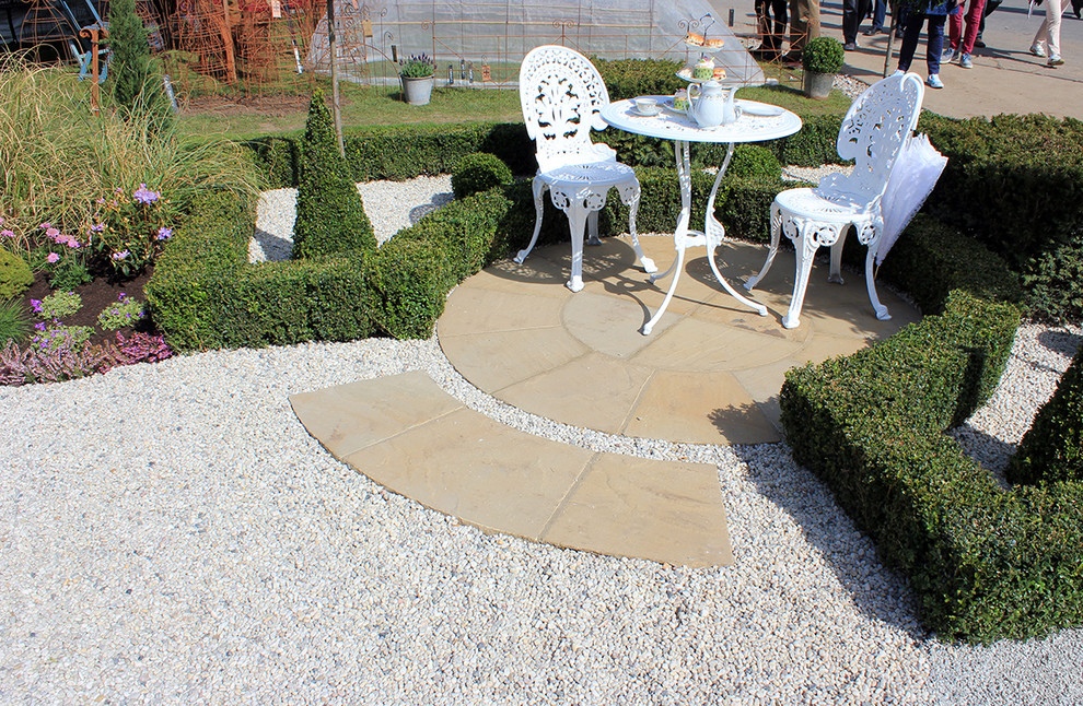 Inspiration for a traditional garden in Essex with natural stone paving.