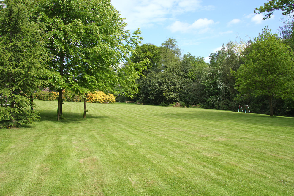 Photo of a large classic garden in Dorset.