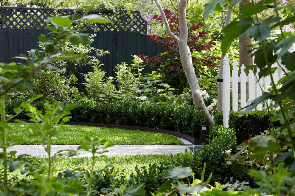 メルボルンにあるトラディショナルスタイルのおしゃれな前庭 (庭への小道) の写真