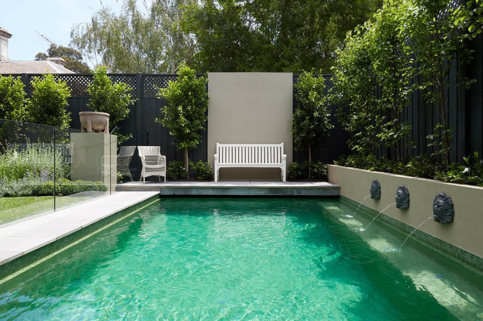 Свежая идея для дизайна: бассейн на заднем дворе в классическом стиле - отличное фото интерьера
