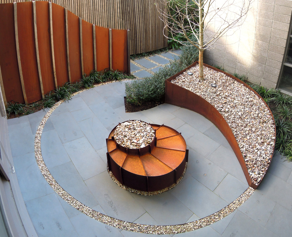 Идея дизайна: большой участок и сад на внутреннем дворе в современном стиле с полуденной тенью и покрытием из каменной брусчатки
