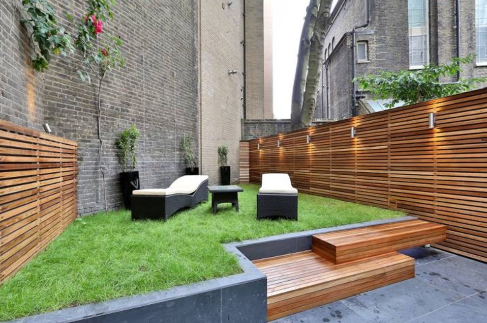 Inspiration for a small contemporary back garden in London.