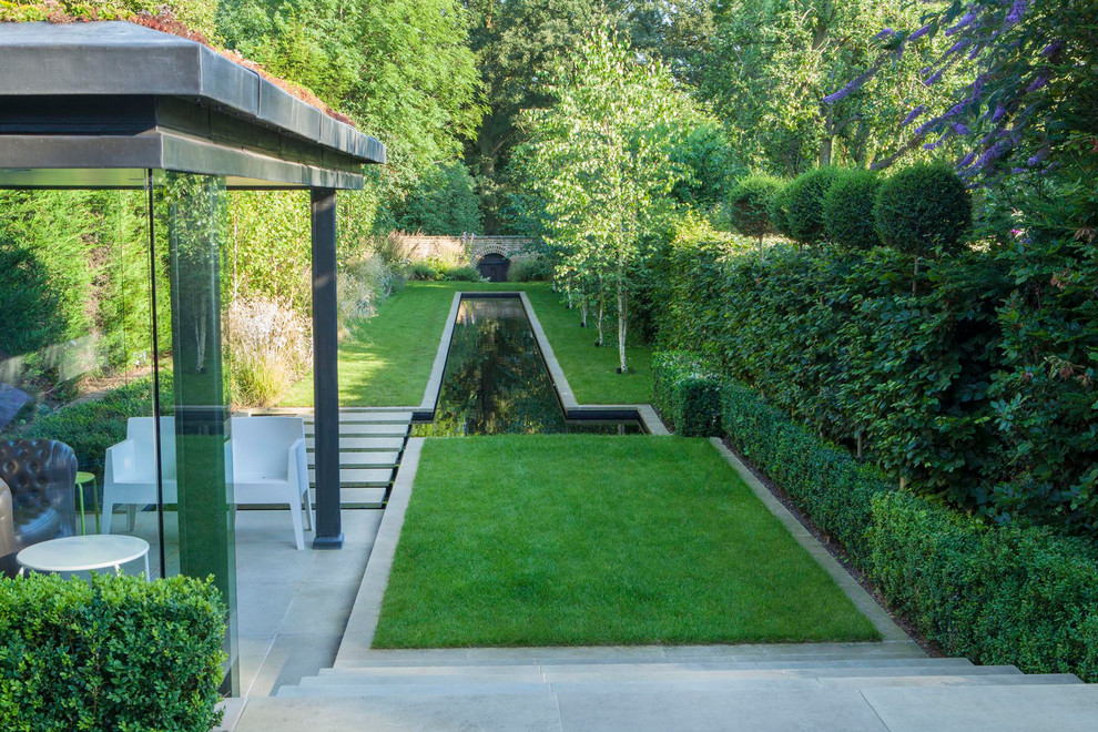 Свежая идея для дизайна: сад с прудом среднего размера на заднем дворе в современном стиле с покрытием из каменной брусчатки - отличное фото интерьера