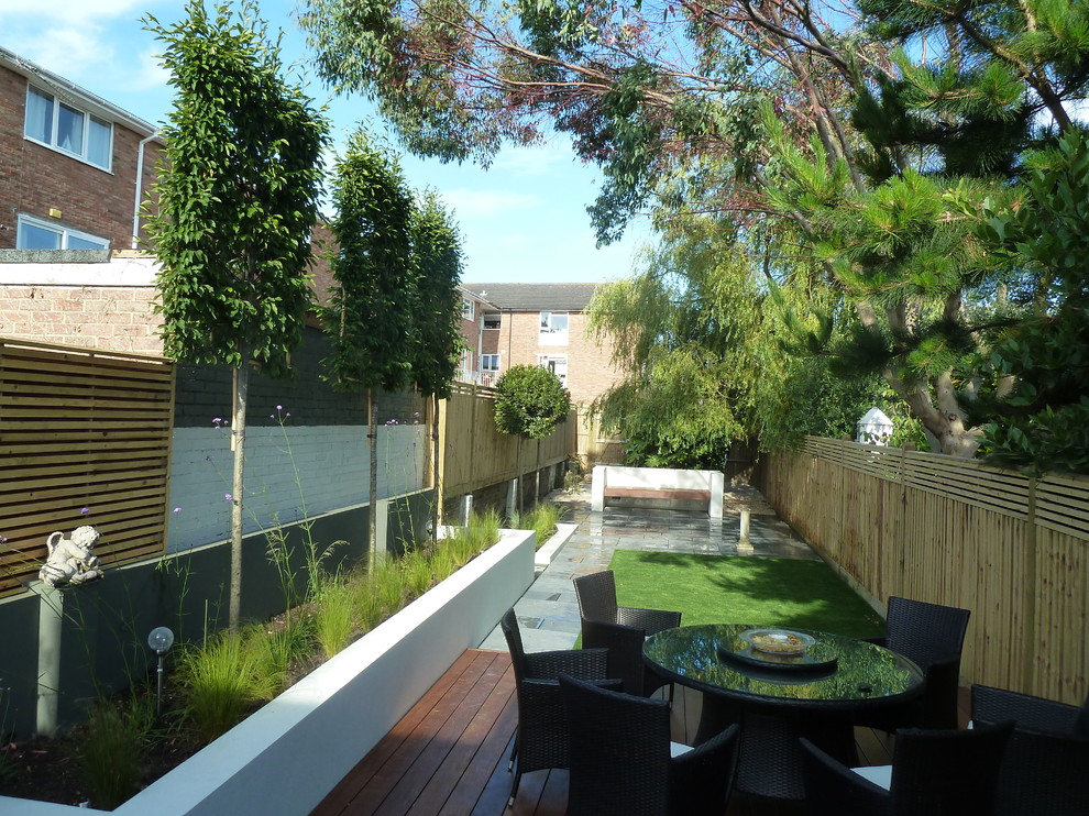 Идея дизайна: маленький летний регулярный сад на заднем дворе в современном стиле с полуденной тенью и мощением клинкерной брусчаткой для на участке и в саду