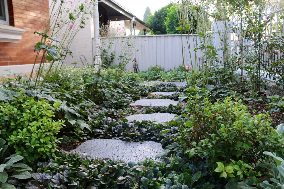 Ispirazione per un piccolo giardino vittoriano esposto a mezz'ombra davanti casa con un ingresso o sentiero e pavimentazioni in mattoni