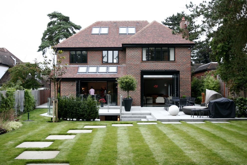 Inspiration for a medium sized contemporary courtyard formal garden in London.