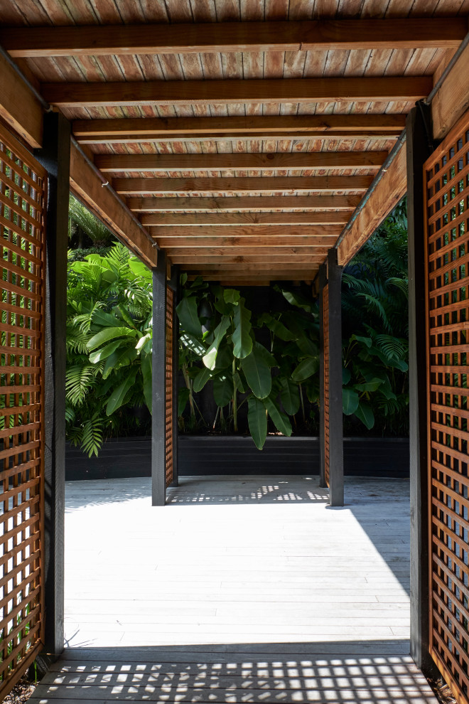 Esempio di un grande privacy in giardino contemporaneo esposto a mezz'ombra dietro casa con pedane