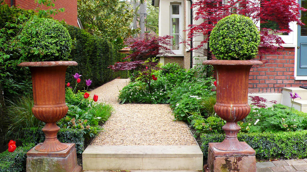 Foto de jardín actual grande en patio trasero con jardín francés, fuente, exposición parcial al sol y adoquines de piedra natural