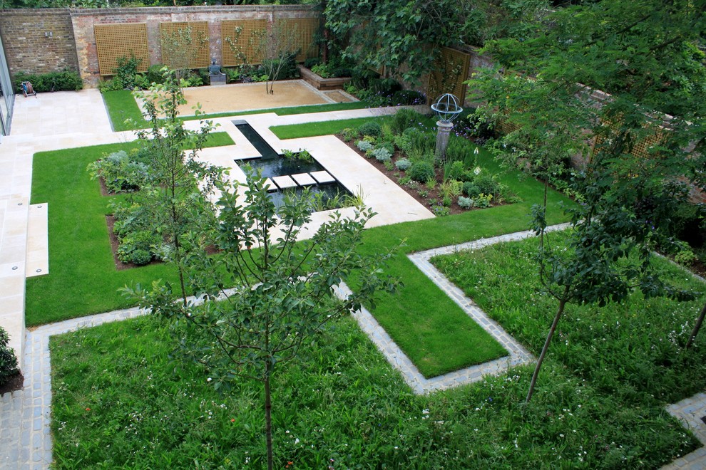 Imagen de jardín contemporáneo de tamaño medio en verano en patio trasero