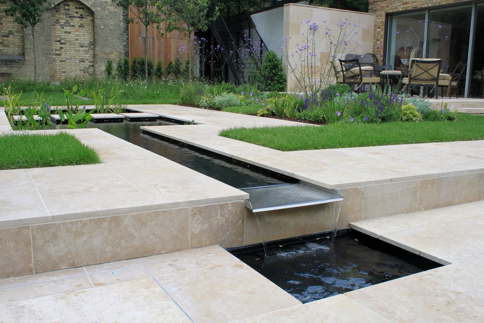 Photo of a contemporary landscaping in London.