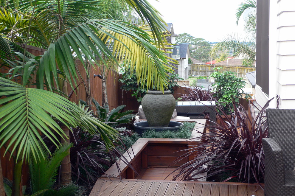 Источник вдохновения для домашнего уюта: маленький садовый фонтан на боковом дворе в морском стиле с полуденной тенью и настилом для на участке и в саду
