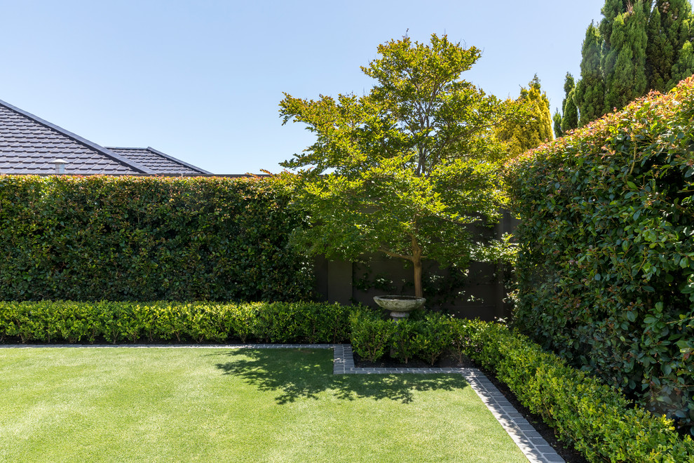 Geometrische, Große Klassische Pflanzenwand hinter dem Haus mit direkter Sonneneinstrahlung und Natursteinplatten in Perth