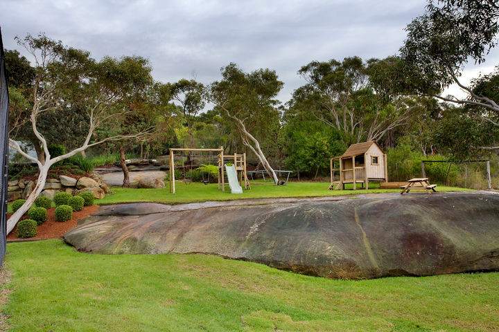 Geometrischer, Halbschattiger Klassischer Hanggarten mit Spielgerät in Sydney