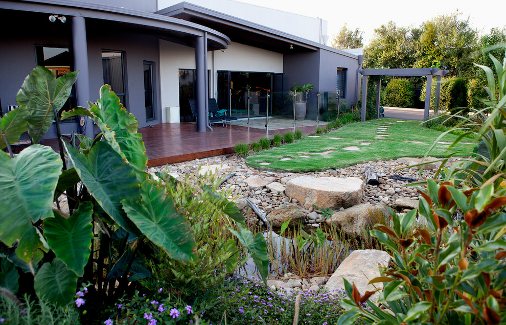 Idee per un giardino etnico esposto in pieno sole di medie dimensioni e dietro casa