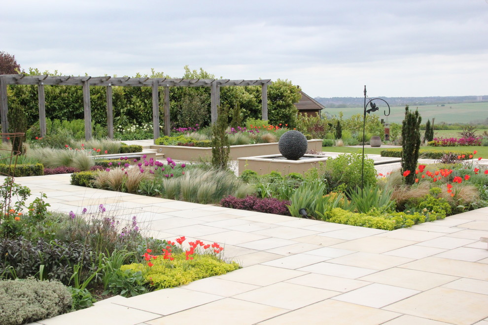 Ispirazione per un giardino design esposto in pieno sole con pavimentazioni in pietra naturale